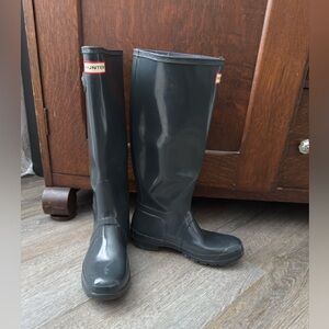 Hunter Classic Grey knee length Waterproof Boots SZ 9. Good condition